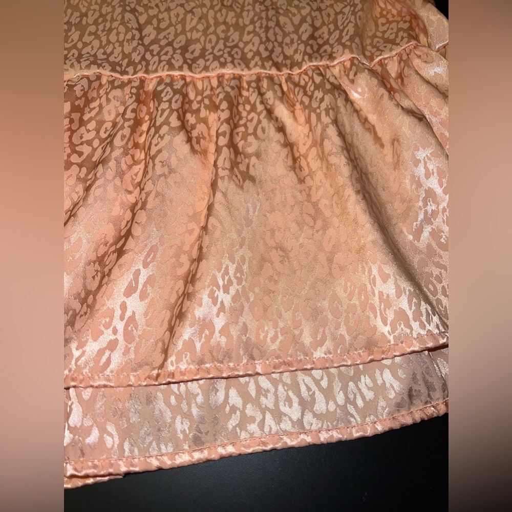 Haptics by Holly Harper Silky Peach Leopard Print Blouse Size Medium - Picture 2 of 4